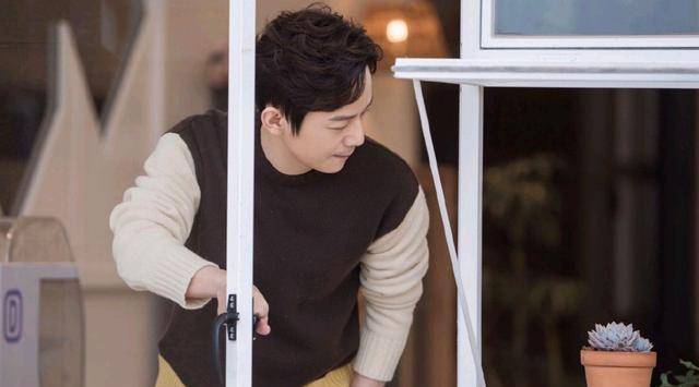 歌词中的"你别害怕,我会一路陪你走回家","这里整夜有光,如果你也怕黑