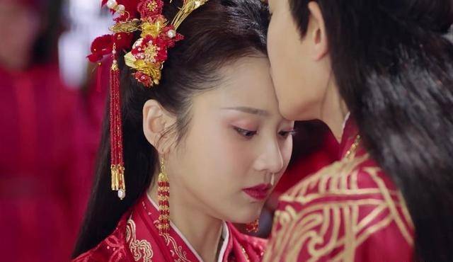 但是有细心的网友却发现在这部剧中,任嘉伦和张慧雯之间的吻戏是真吻