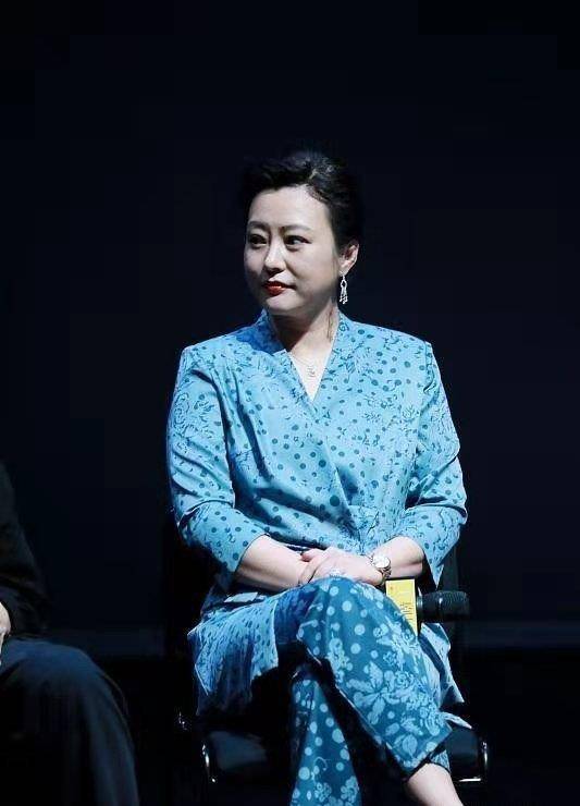 42岁郝蕾事业又上新台阶,心宽体胖又发福,无领上衣找不到脖子_时尚