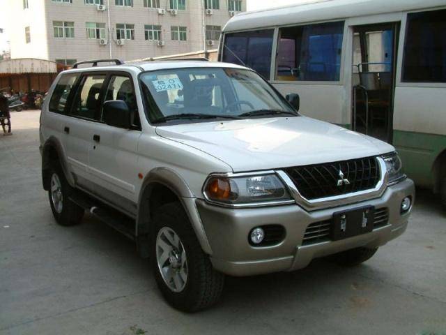 三菱硬派越野帕杰罗速跑,v6引擎超选四驱,野外推进表现令人兴奋_搜狐