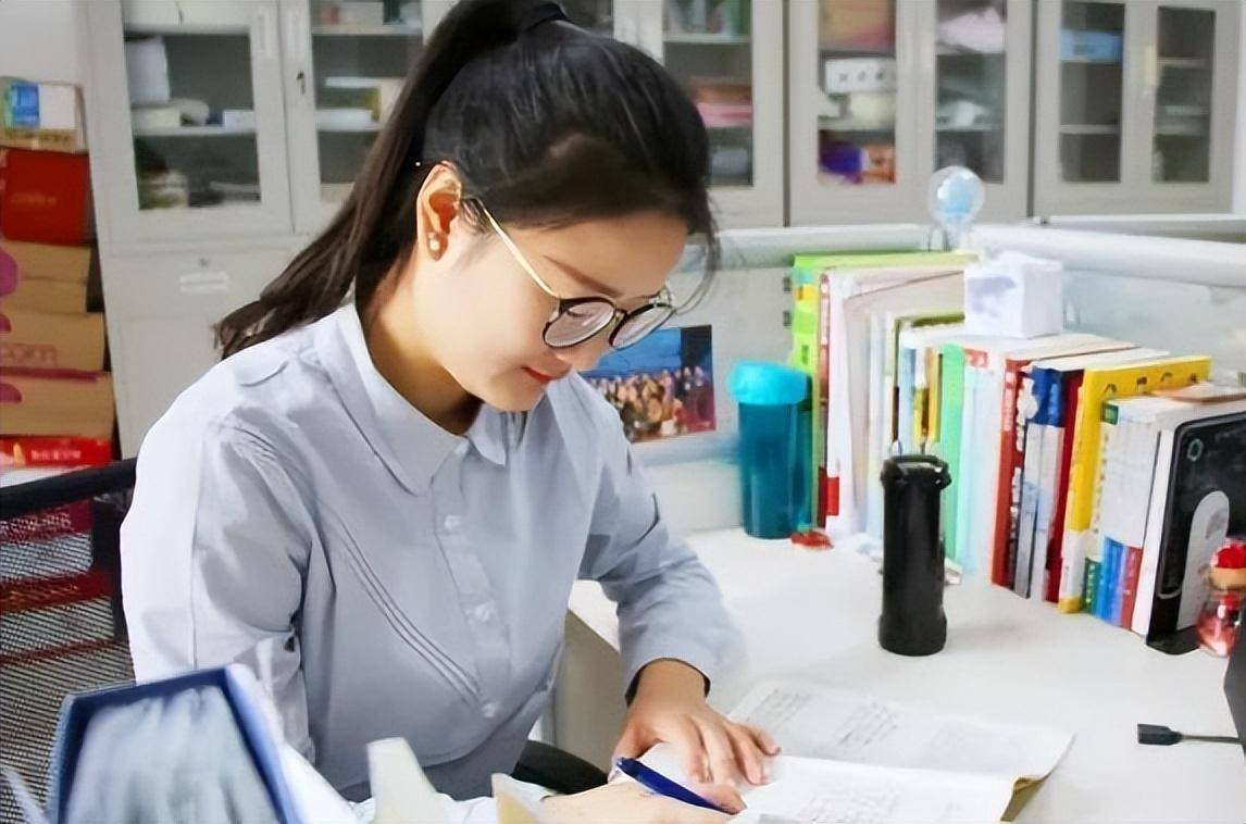 00后女老师下课从不拖堂,铃声一响就收拾东西飞奔,备受学生喜爱_教学