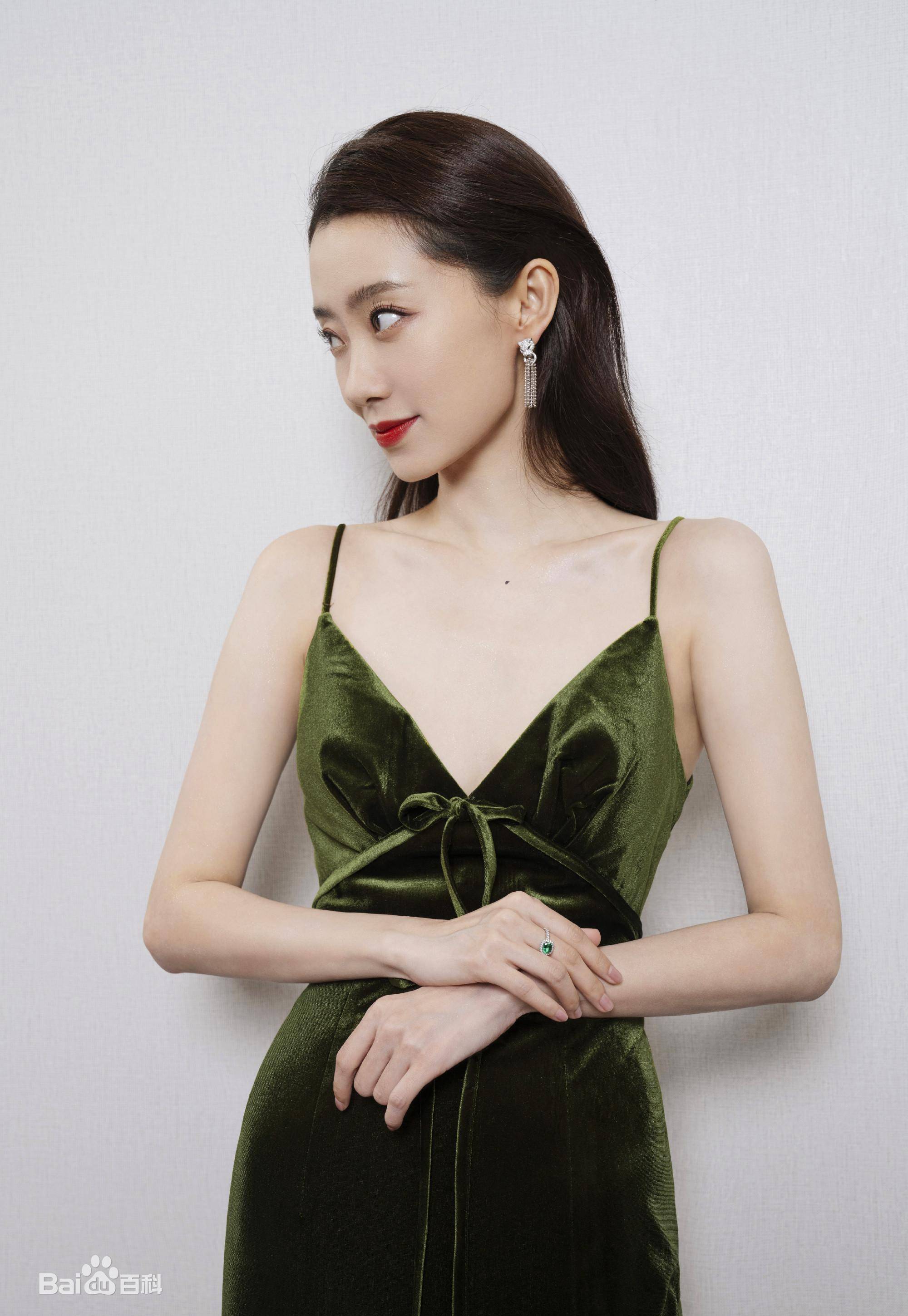 幼年习舞终成明星,5登电视却称"小透明",她不惧嘲讽登上榜首_张小斐