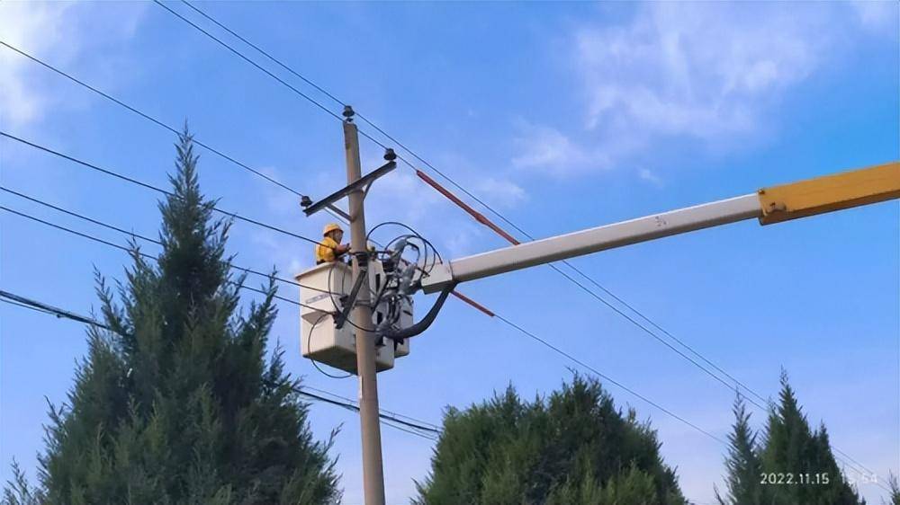 国网凤翔区供电公司:带电t接引流线 实现不停电承诺
