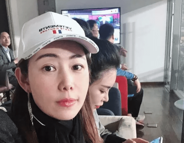 美貌身材不输林志玲,lv提包来装宠物狗_王剑群_秦升_老婆