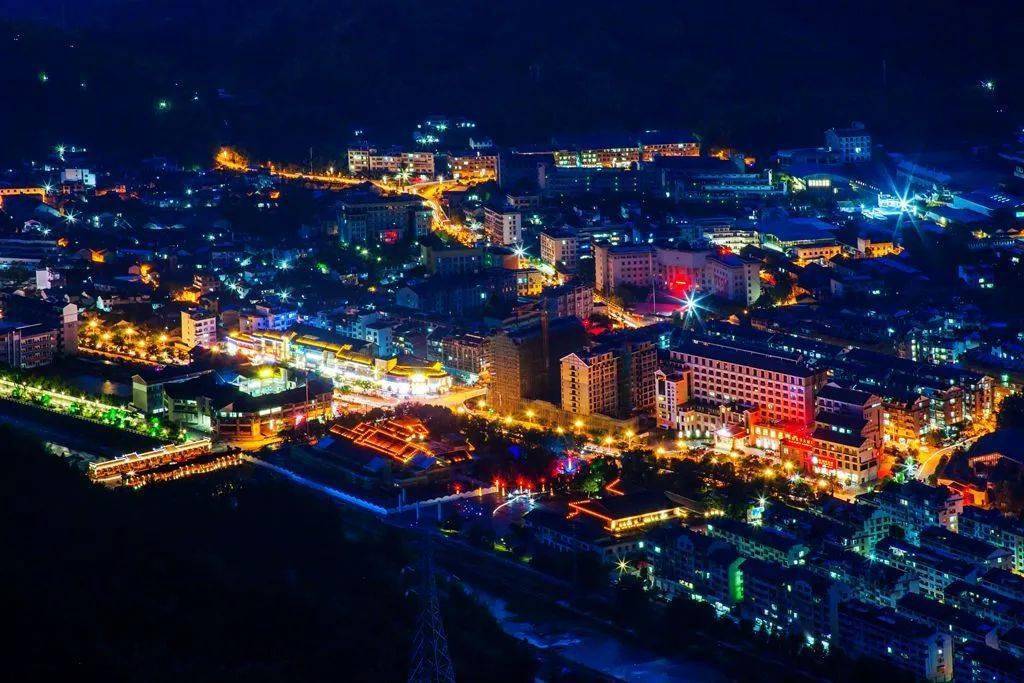 城市的夜景,能够联想到的溢美之词,好像都变着戏法地给了景宁.
