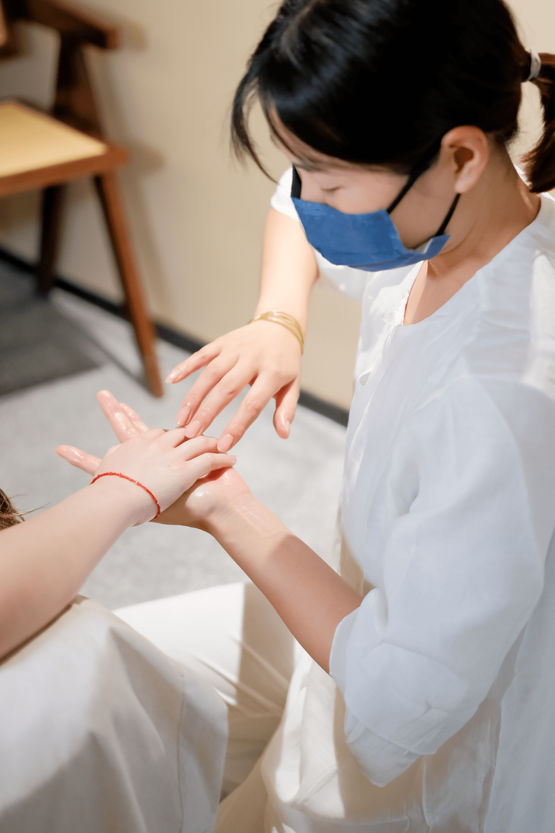 透过抚触疗愈一双充满关爱的手结合精油的滋养唤醒每一寸肌肤的酥麻