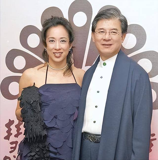 64岁朱玲玲与罗康瑞出席晚宴,皮肤白皙显年轻,成为最会嫁的女人_富豪
