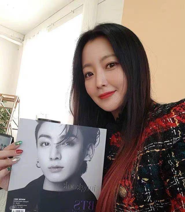 43岁女神金喜善近况:穿v领连衣裙梳包子头,自爆喜欢bts_电影_神话