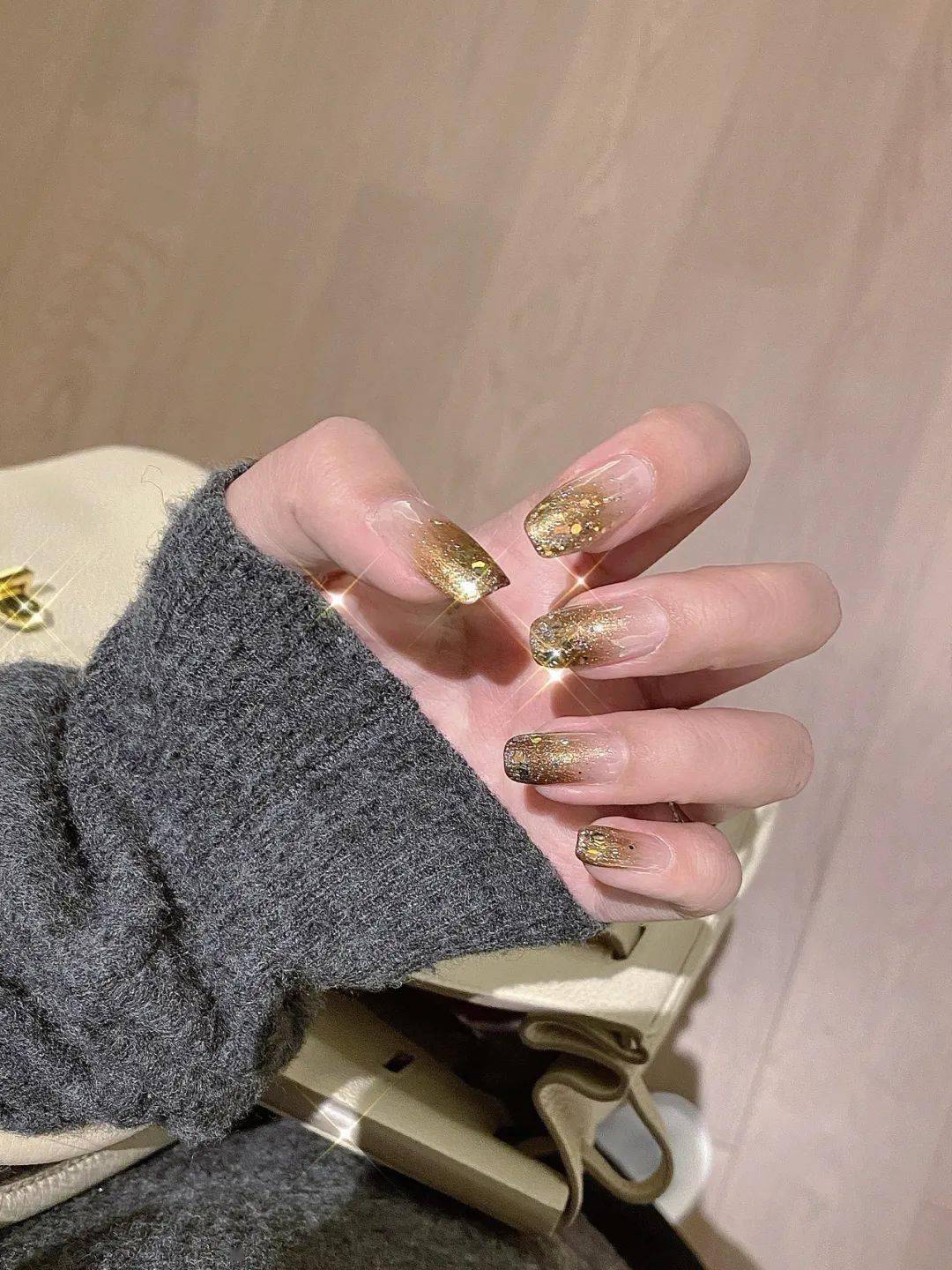 渐变,因为金色亮片的加入就为简约的款式画龙点睛,迅速提升整体美甲