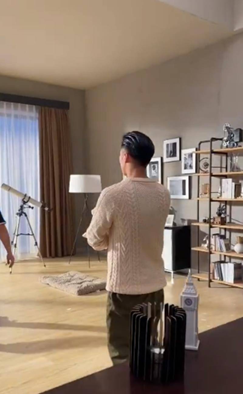 谢霆锋穿毛衣出镜,怀中"宠物"瞩目,网友看清后直呼:锋哥太皮_音乐_张