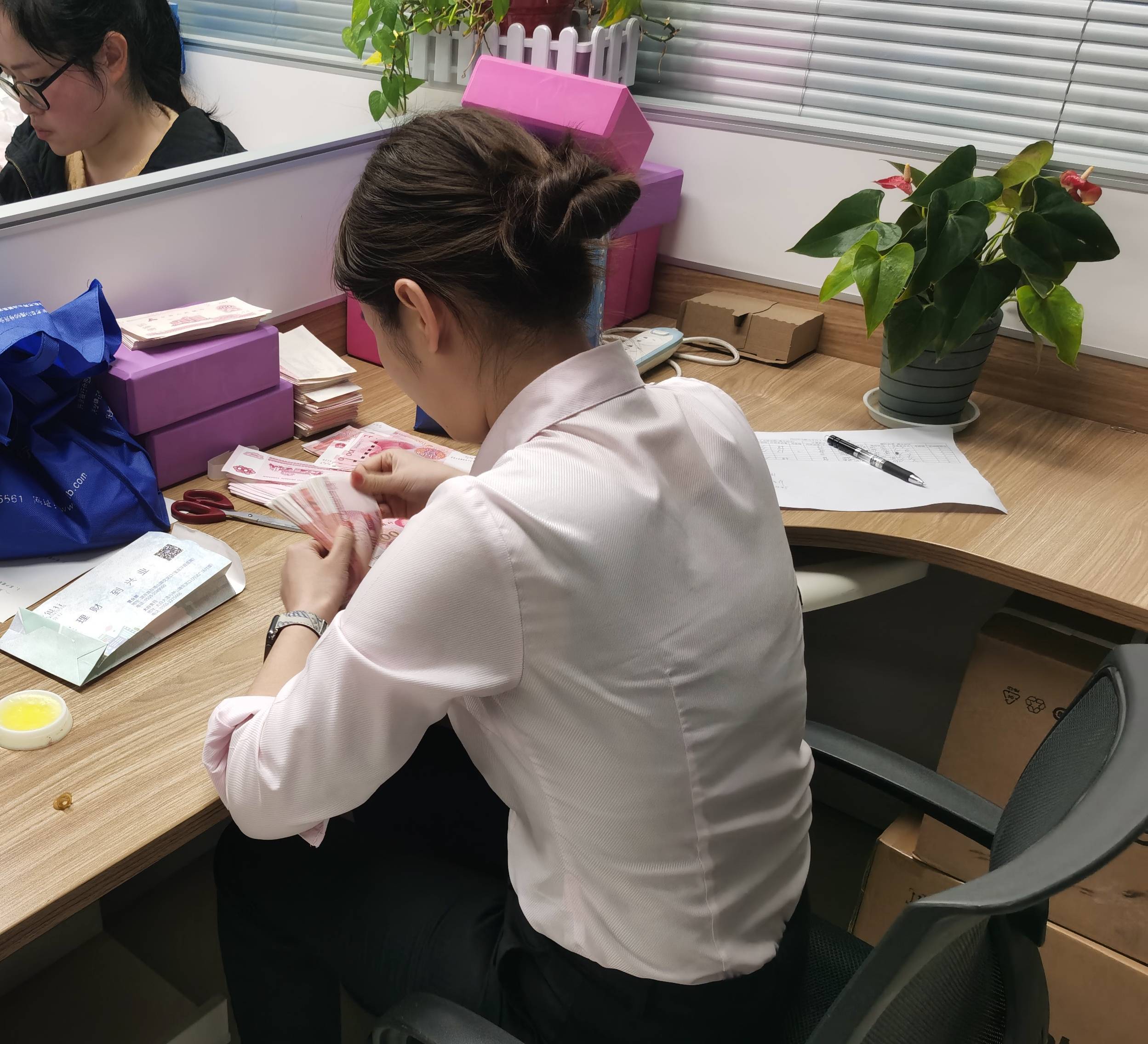 经过现场激烈角逐,最终兴业银行马鞍山太白支行柜员潘昭,以三项总分第