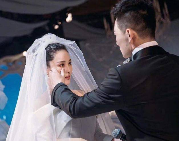 从明星到军嫂,张馨予嫁对人了,何捷探班,张馨予难掩激动心情!