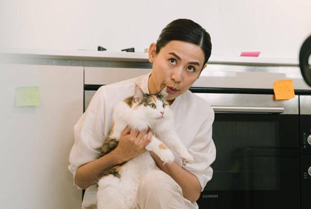 宣萱近照,坐地铁出行包裹严实,自曝要去修复中指疑受伤_网友_蔡少芬