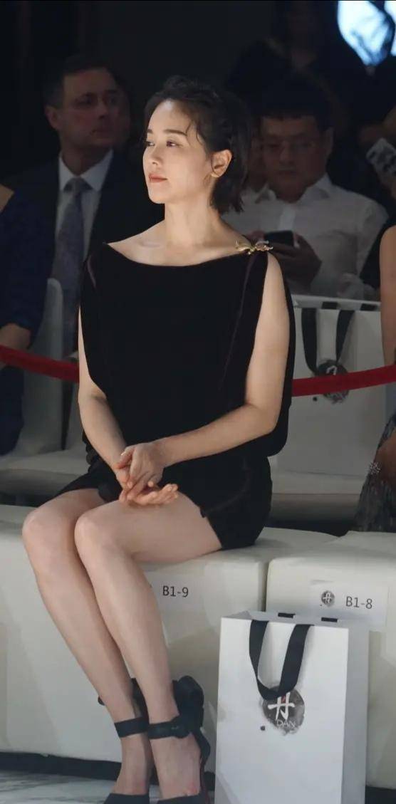 风造型左小青也穿的格外出挑,一袭黑色印花衬衫搭配短裤,同样大秀美腿