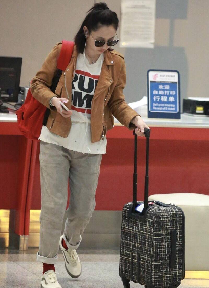 36岁白百何走机场接地气,皮夹克打扮如同路人甲,红色袜子亮了_个性