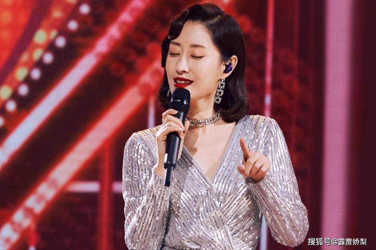 46岁刘敏涛与男子车内热吻,摸脸杀惹人心痒,嘴唇真是分不开了_秦海璐