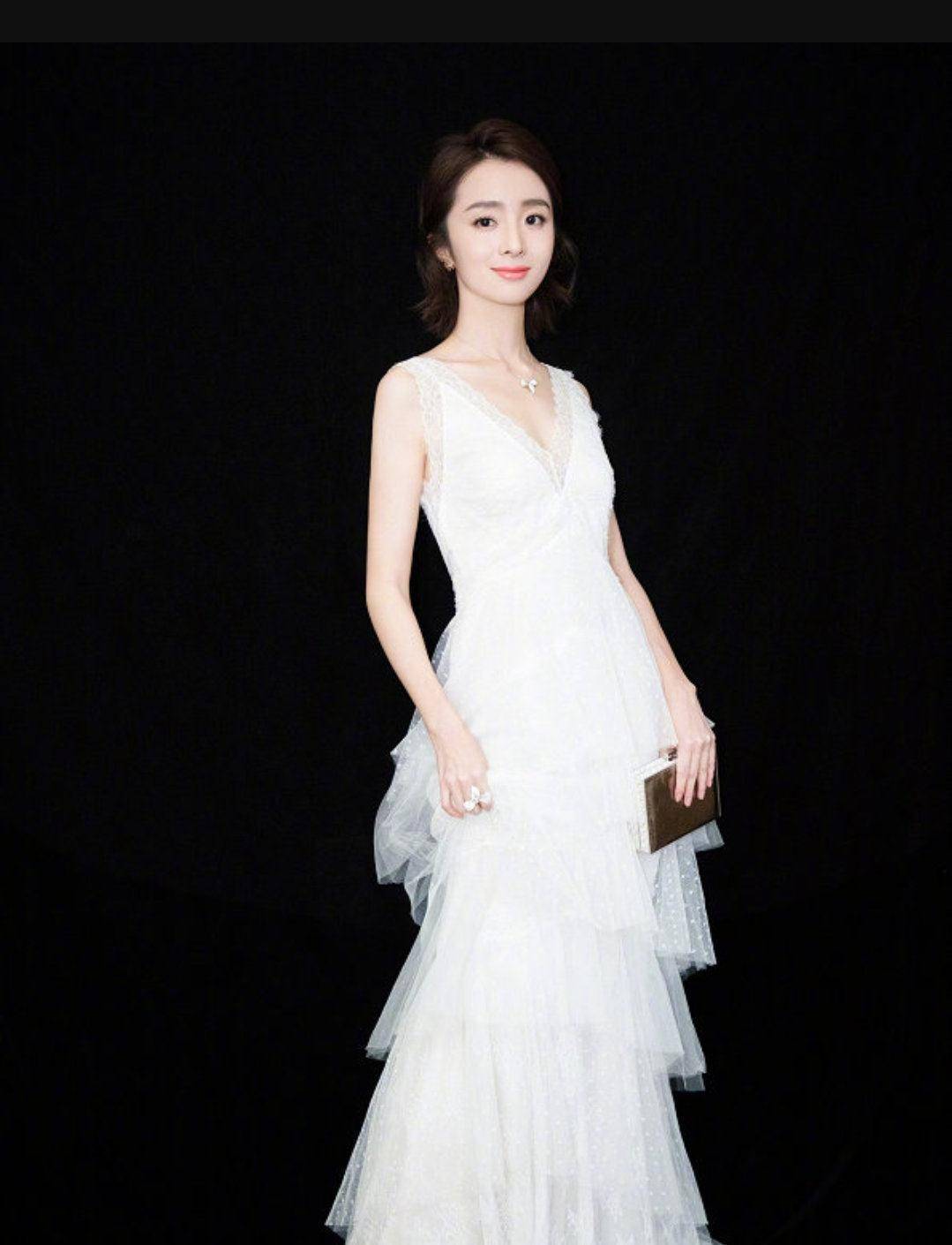 又一个神仙姐姐?胡冰卿穿抹身材薄纱裙古典精致,越看越有气质