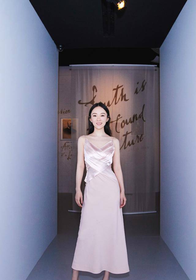霍思燕快40了依然偏爱粉色,穿粉裙出席活动,减龄10岁不止!