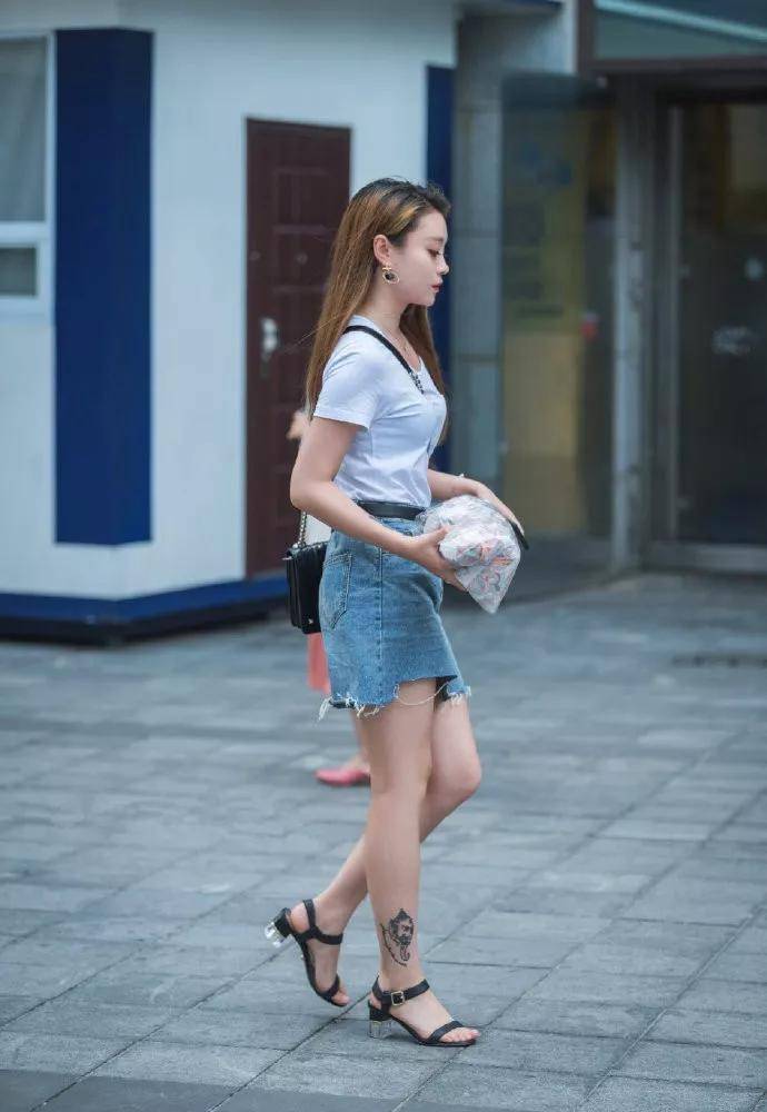 美女一双一字带高跟鞋穿在脚上,让她走路的姿态犹如女王一般_显得_带