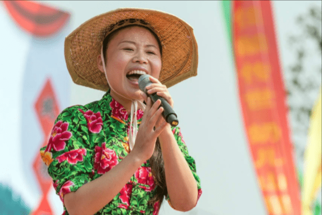 草根歌手草帽姐:被丈夫前女友索要40万,不办婚礼只想要孙子?