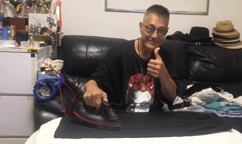 知名打星卢惠光近况,狭小住所做家务动作熟练,已当单亲爸爸16年_成龙