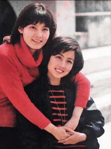 潘虹小时候的成长经历是坎坷的,1954年出生于上海的潘虹在10岁的时候