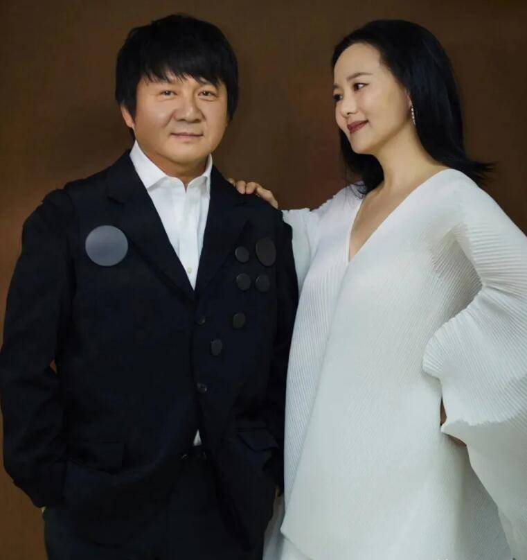 大器晚成的咏梅:丈夫背债百万不离弃,49岁获金熊奖,一生爱一人_栾树