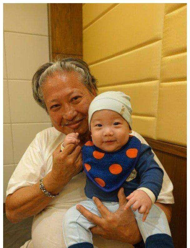 2015年,洪金宝的孙子出生了,这个曾经的武术枭雄也变成了慈祥的爷爷了