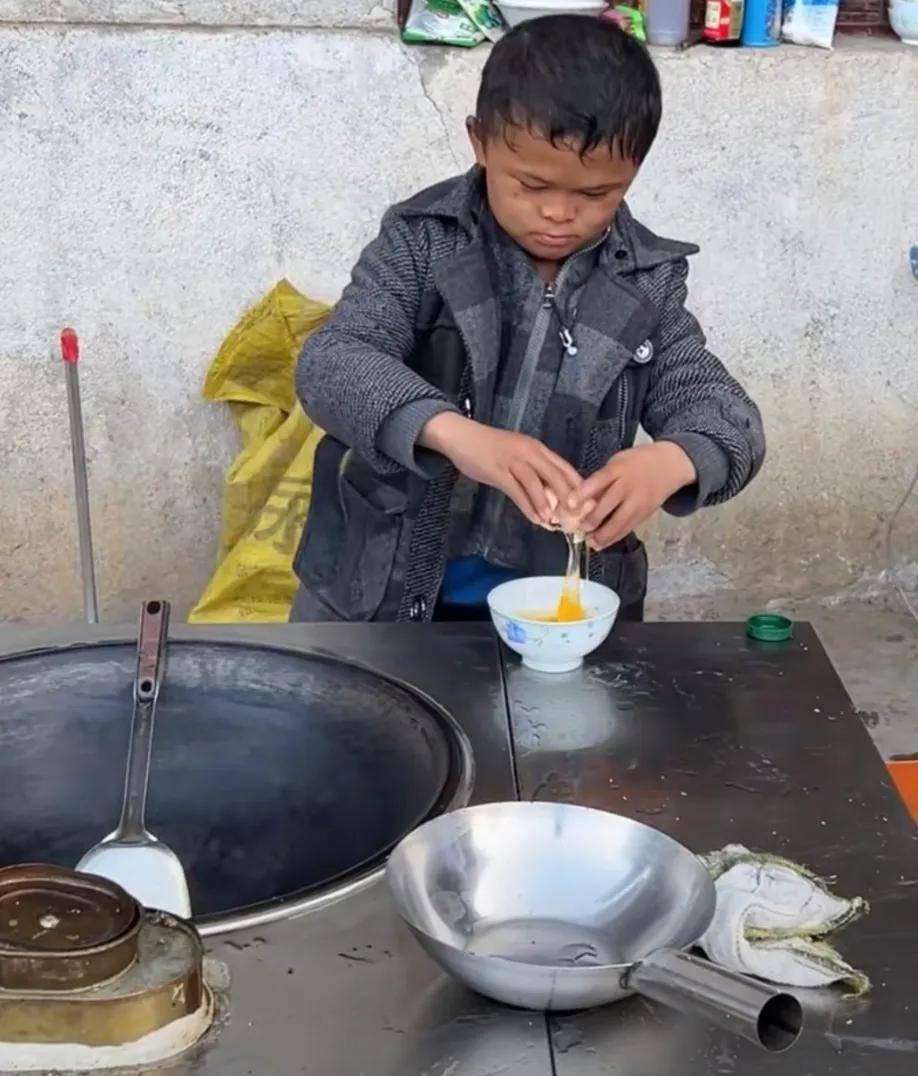 "小马云"范小勤近况曝光:被商人抛弃,回老家干农活,患矮小症_孩子