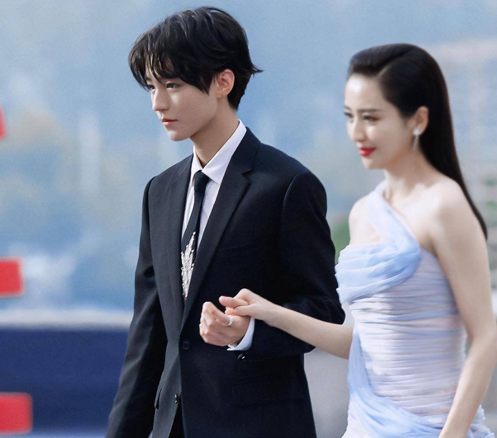 之前就有人说过,王俊凯长得特别像佟丽娅.