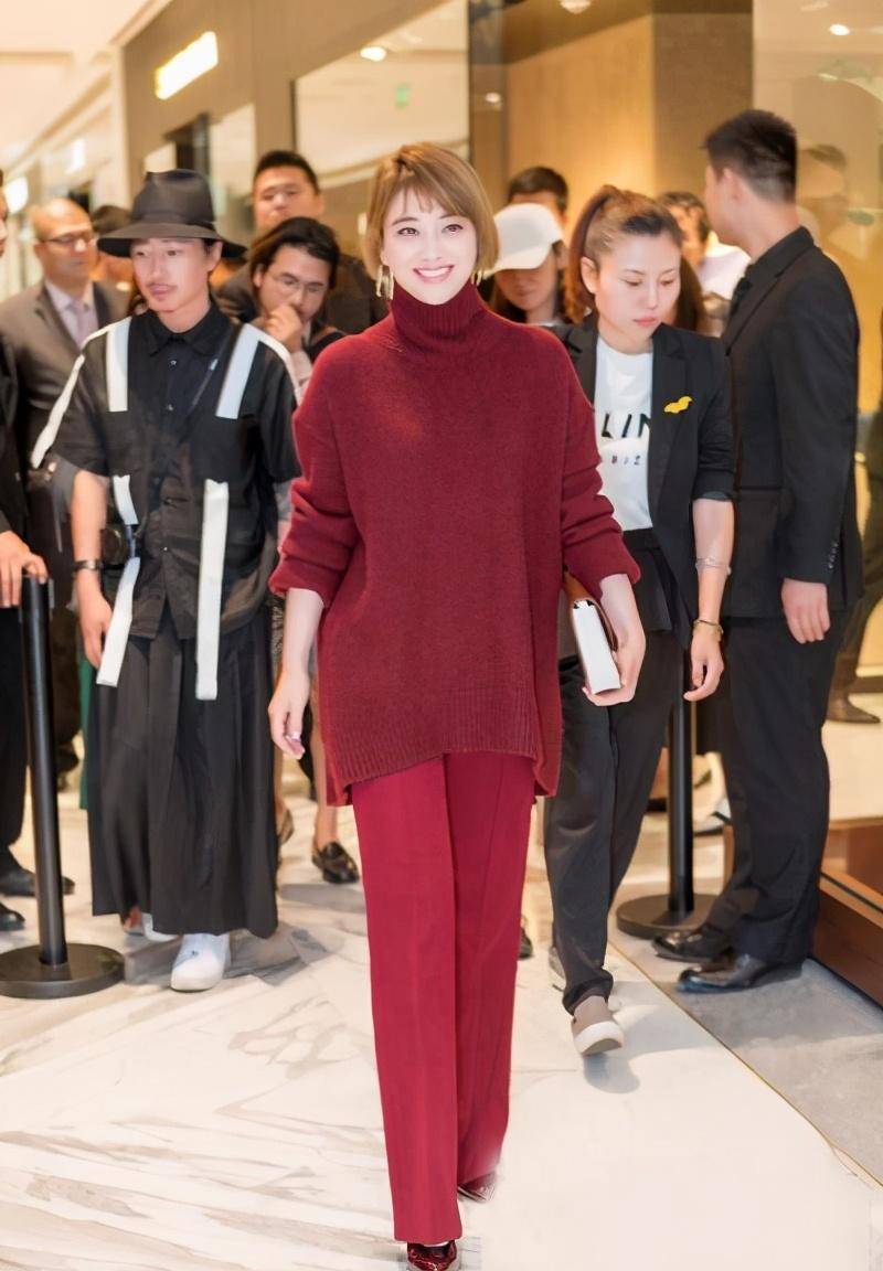 梅婷换发型年轻不止10岁,高领毛衣配直筒裤优雅时髦,气质惊艳_风格