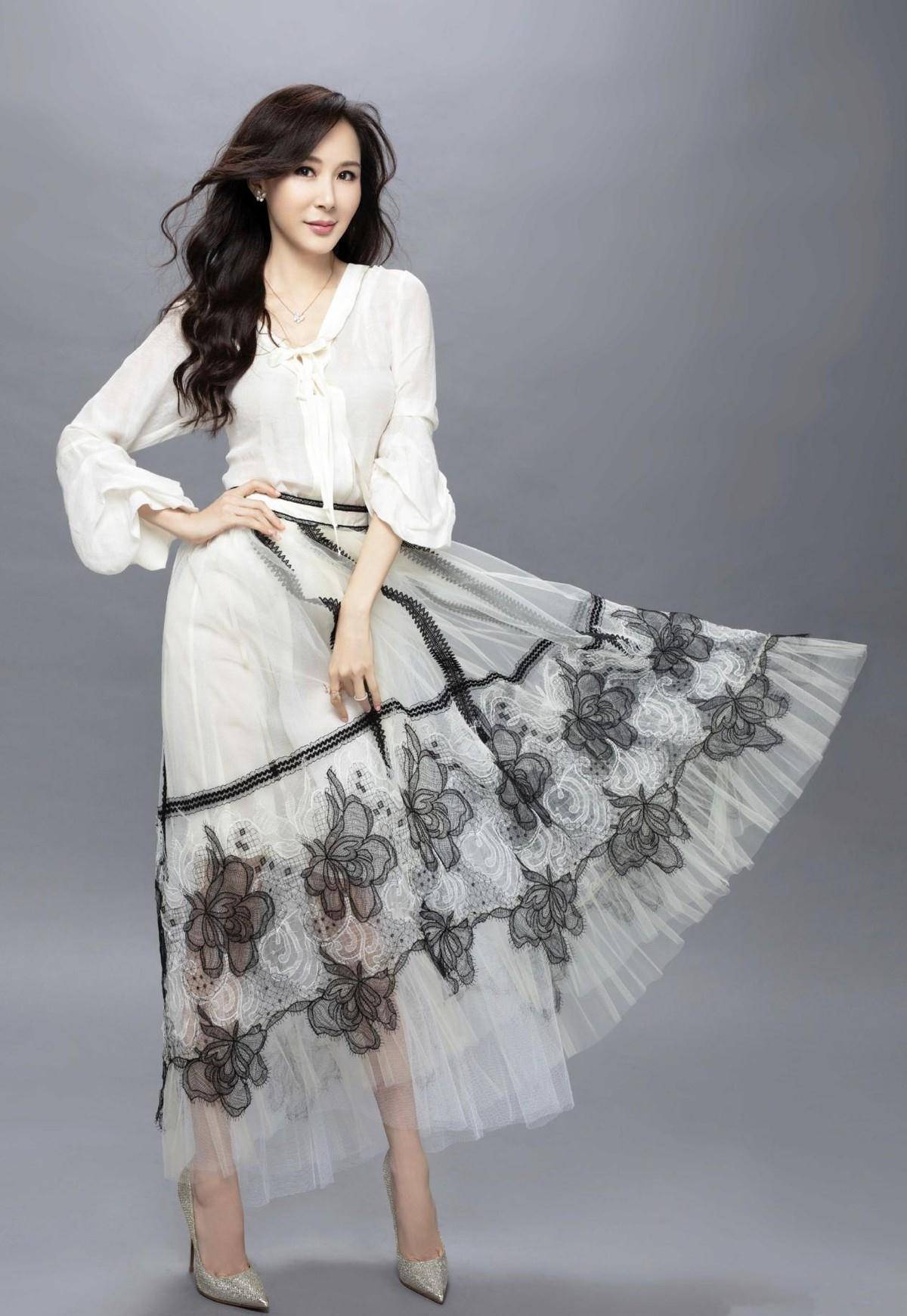 第一美女萧蔷现身,身材颜值不输当年,但牛仔短裤套时尚裙太过时_元素