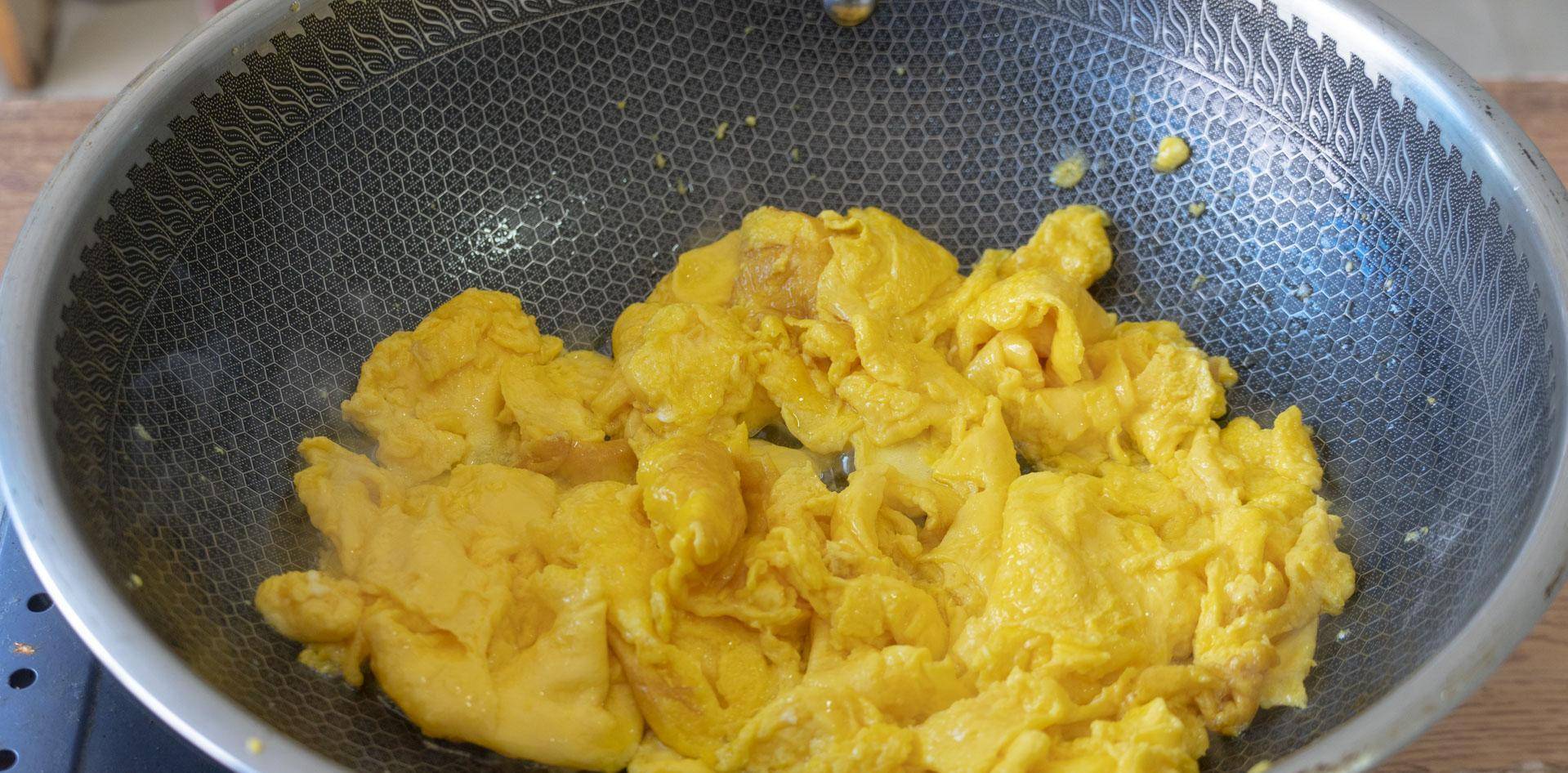 淀粉10克,水30克,1,韭菜1把,洗净晒干,切成小块,包的时候要叶茎分开