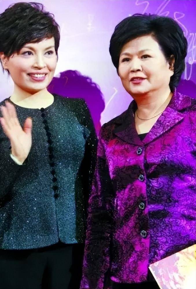 李瑞英是科班人,但她唯一的不足是呼吸不足,第 章还没读完就被打断过.