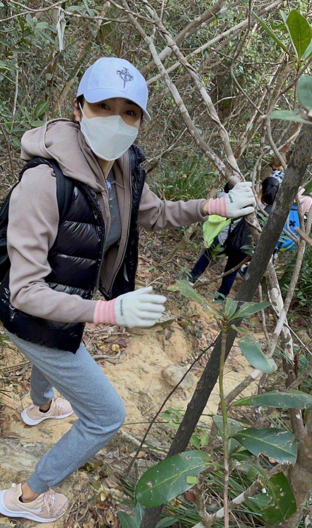 阔太黎姿带娃爬山!