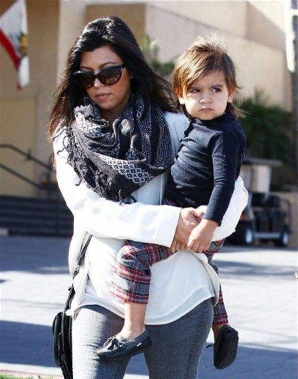 产妇卡戴珊自己动手拽出婴儿,是不是认真的?_直播_生产_观众们