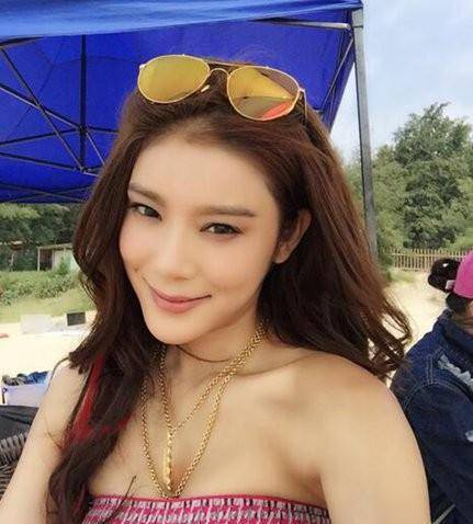 喜剧影片《男人制造》,都市爱情剧《致单身男女》,但赵雅淇在剧中