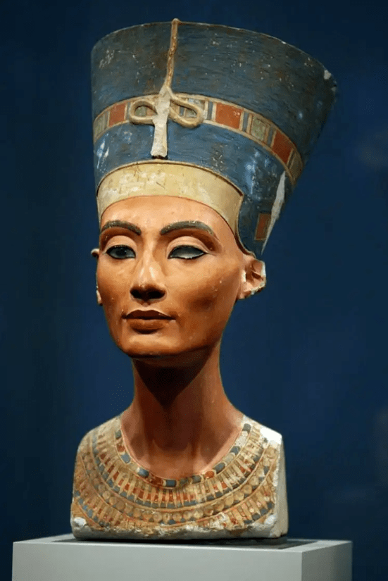 书吏凯伊像现藏于法国罗浮宫法老拉美西斯二世像现藏于意大利都灵埃及