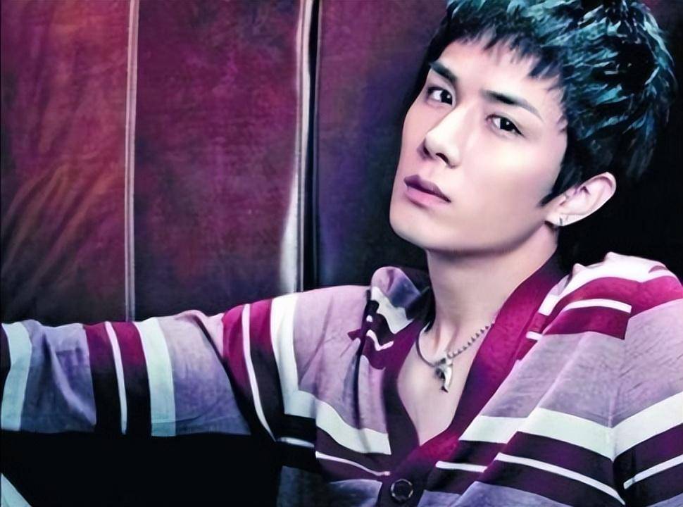 8年后,再看戚薇李承铉,才明白双向奔赴的婚姻,到底有多甜_安以轩_组合