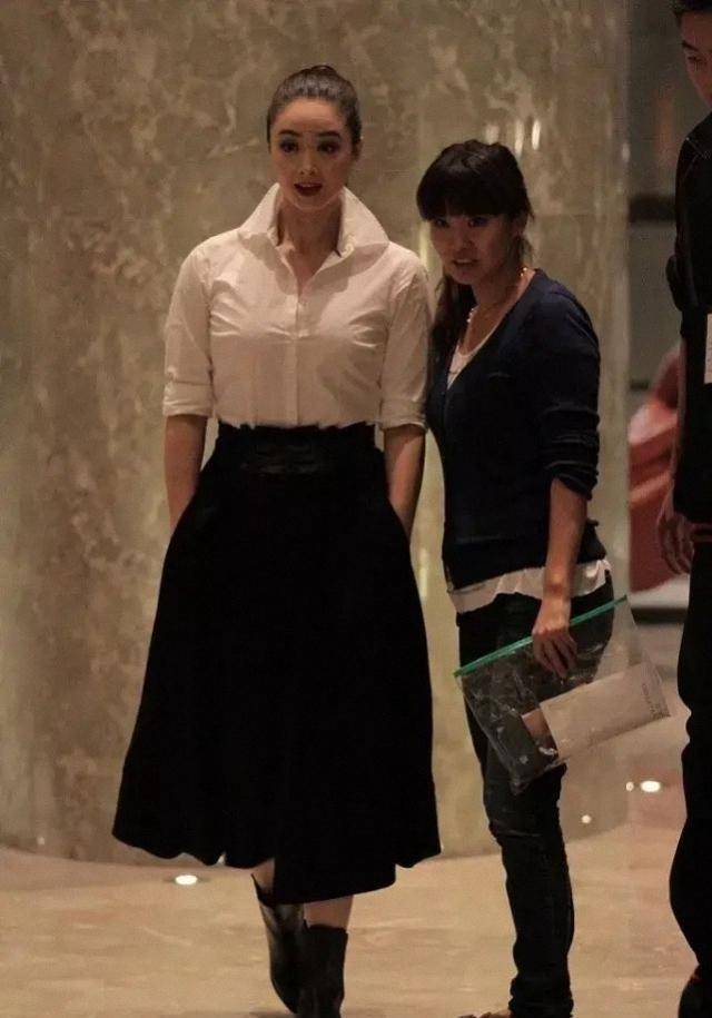 像蒋欣这身全黑的皮衣皮裤造型,就非常的不错.