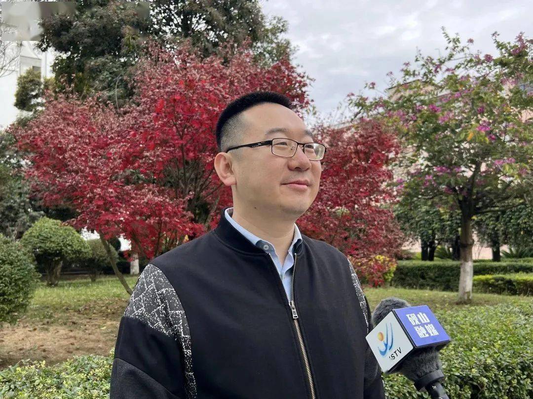 砚山汉朗贸易有限公司 总经理 高泓玮捐赠仪式上,副县长马娴向两家