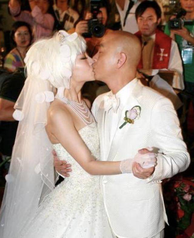 张卫健:她为我穿二手婚纱,我就娶她三次_张茜_婚礼_孩子