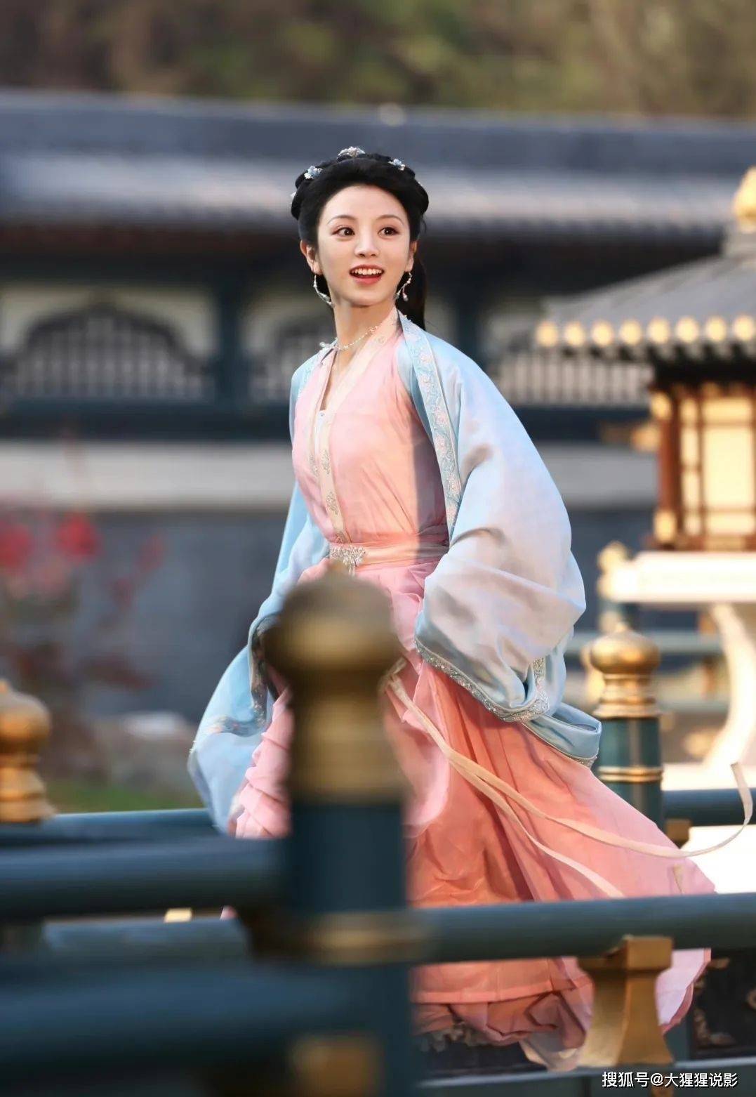 元英_李薇_发型