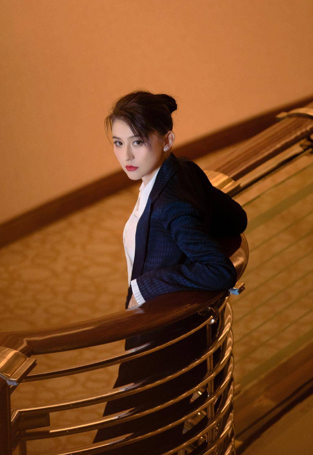 34岁热依扎被提名真自信,穿黑西装白衬衫走白玉兰红毯,众多提名女主角