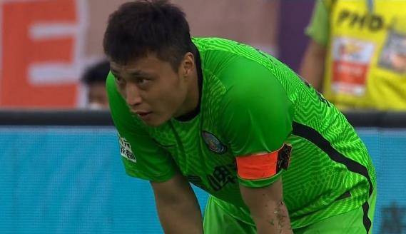 22岁当红国脚建功,领跑本土射手榜_青岛_头球_郭田雨