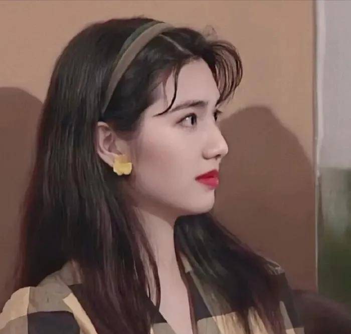 港风壁纸头像:李嘉欣虽然美得惊人,然而洪欣气质绝对更胜一筹_美人