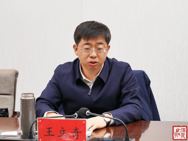 肃州区委书记何正军汇报了肃州区疫情防控工作情况,酒泉市副市长陈