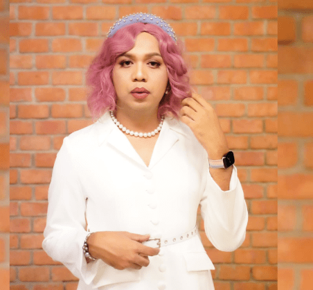 泰国和尚变成女装大佬直播走红,买豪车当网红赚钱…_普拉旺_女性_电话