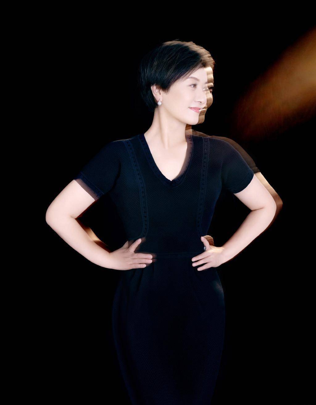 63岁邓婕越老越放得开,穿紧身小黑裙,这"马蜂腰"小个子少见_女性_造型