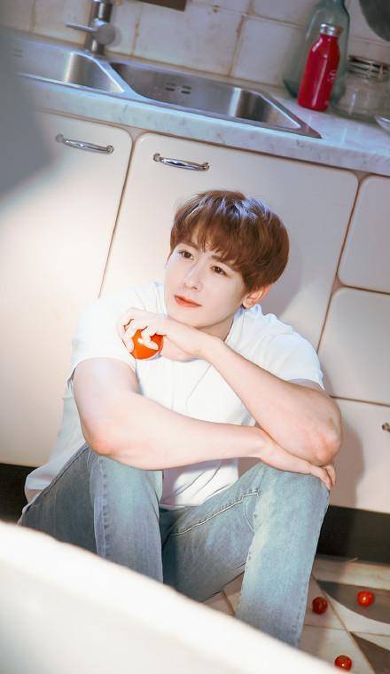 33岁尼坤新专辑must短视频,大秀时尚腹肌,帅气更胜当年_身材_感觉